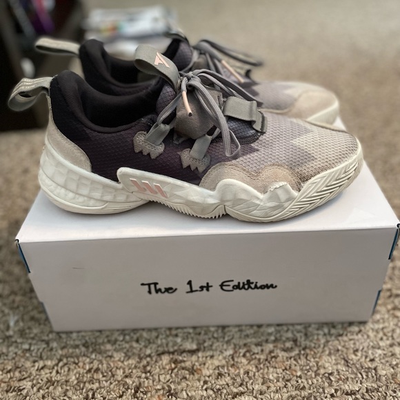 Trae Young 1 - Picture 5 of 7